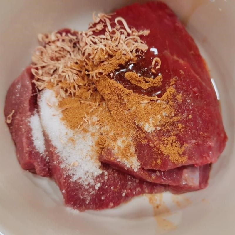 Step 2 Marinate the beef Beef grilled with five spices using a glass grill