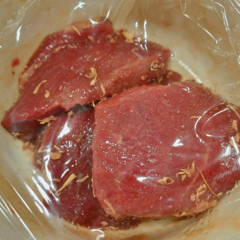 Step 2 Marinate the beef Beef grilled with five spices using a glass grill