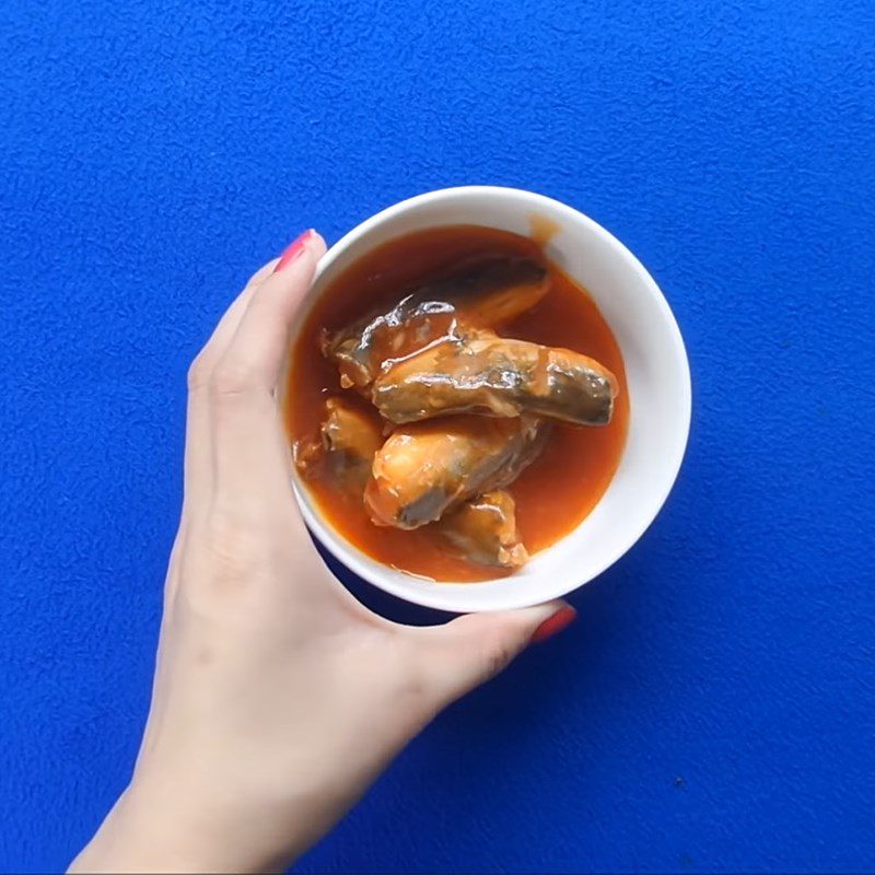 Step 3 Marinate the beef and prepare canned fish Soft-boiled eggs with spicy sauce