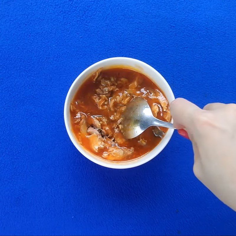 Step 3 Marinate the beef and prepare canned fish Soft-boiled eggs with spicy sauce