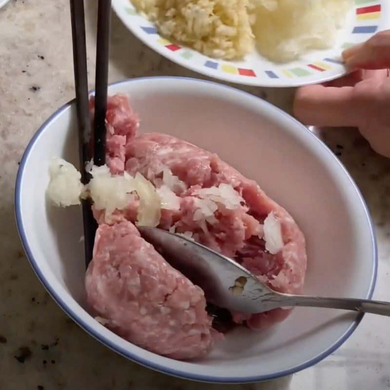 Step 4 Marinate the beef and minced meat for Gia Lai dry pho