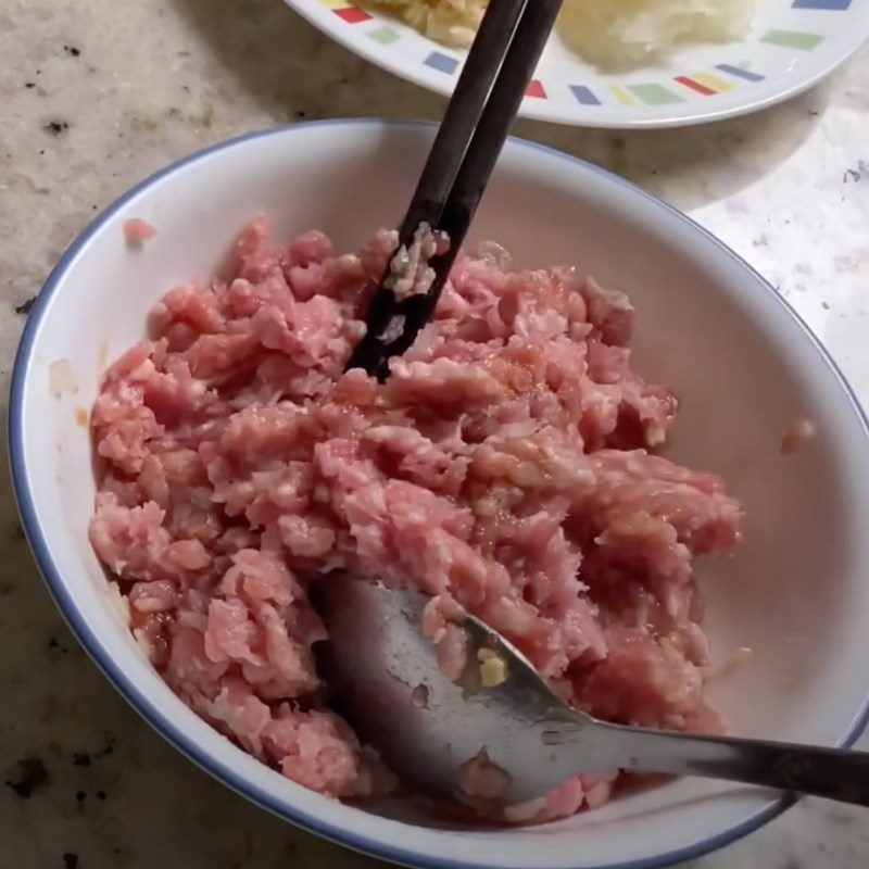 Step 4 Marinate the beef and minced meat for Gia Lai dry pho