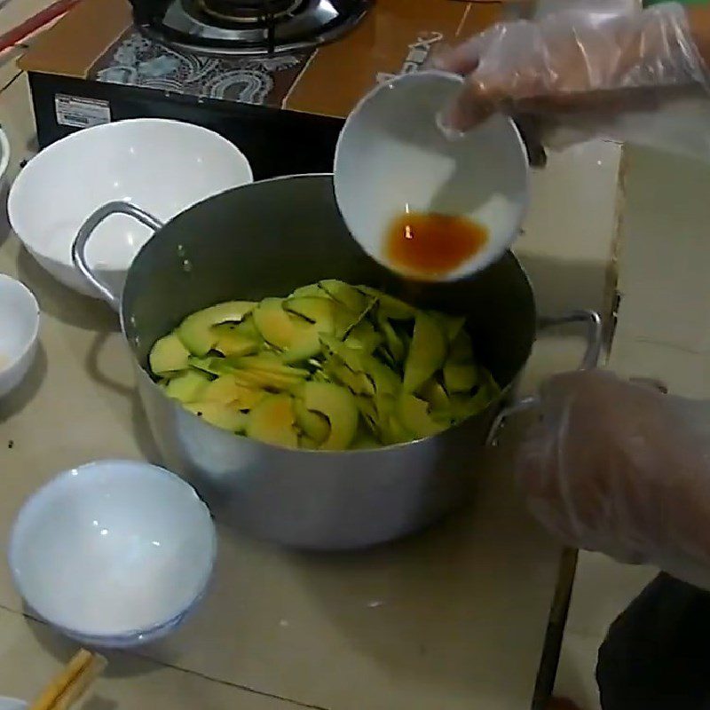 Step 2 Marinate the beef and the avocado Beef stir-fried with avocado