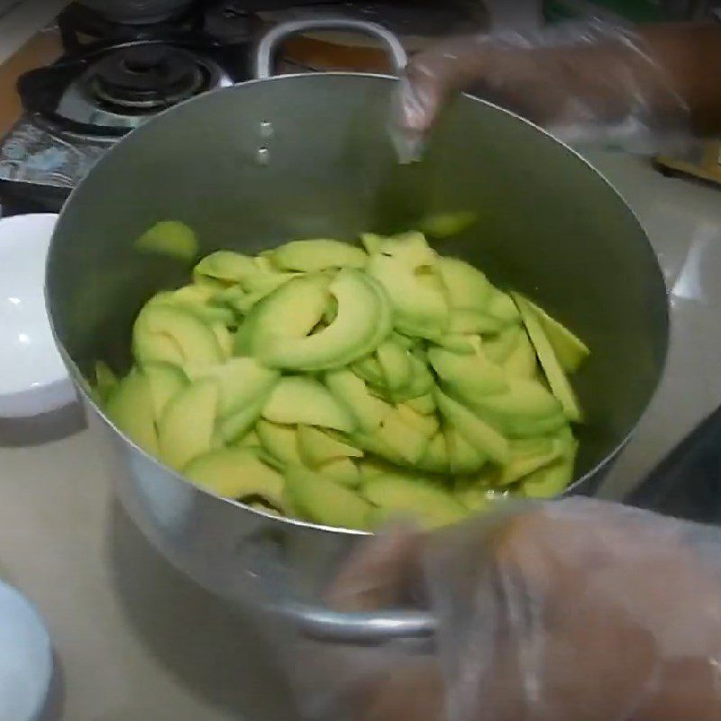 Step 2 Marinate the beef and the avocado Beef stir-fried with avocado