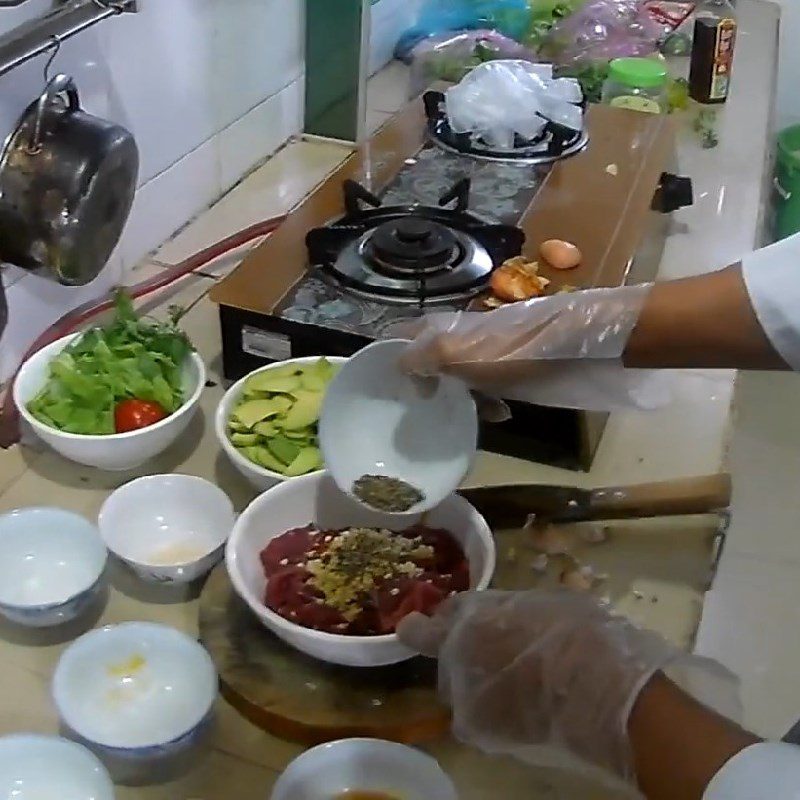 Step 2 Marinate the beef and the avocado Beef stir-fried with avocado