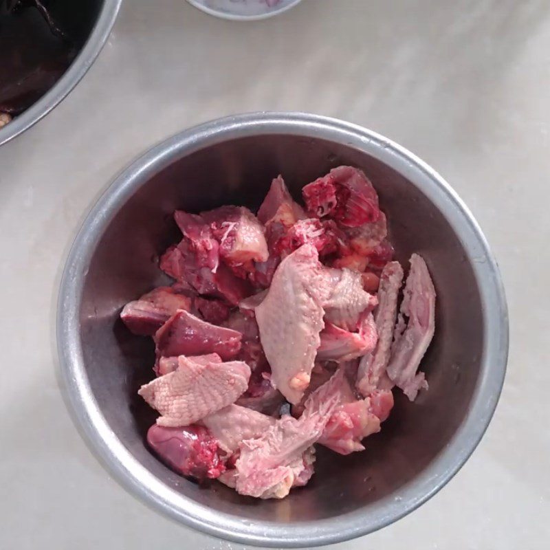 Step 2 Marinate the bird meat Pigeon cooked with vermicelli