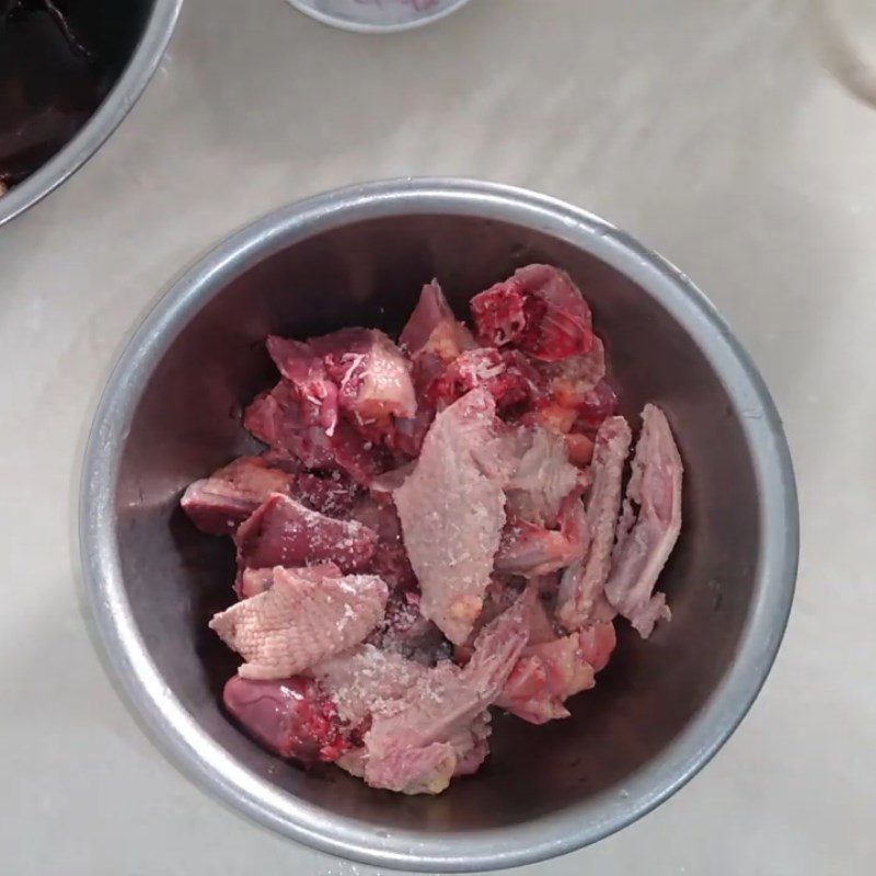 Step 2 Marinate the bird meat Pigeon cooked with vermicelli