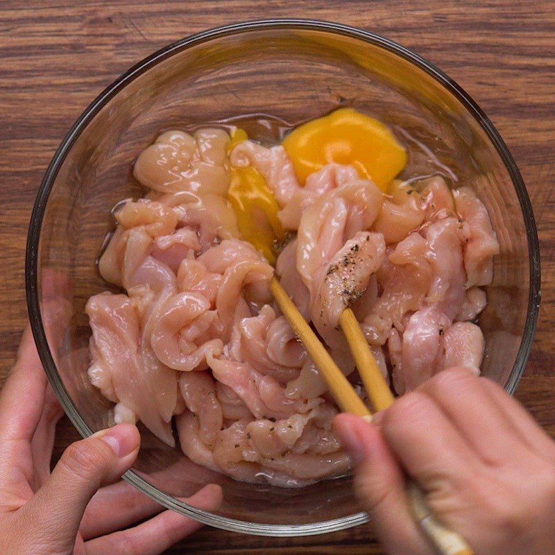 Step 2 Marinate the chicken for crispy chicken with fresh lemon sauce