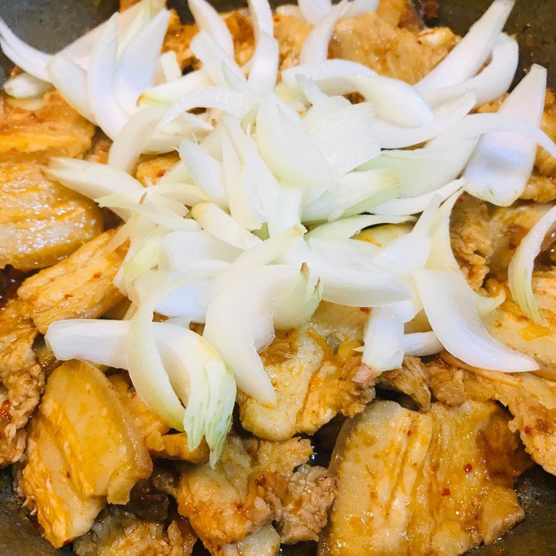 Step 3 Stir-fry meat with kimchi Pork stir-fried kimchi