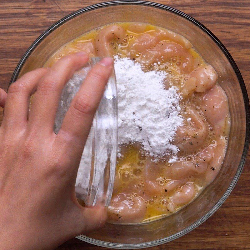 Step 2 Marinate the chicken for crispy chicken with fresh lemon sauce