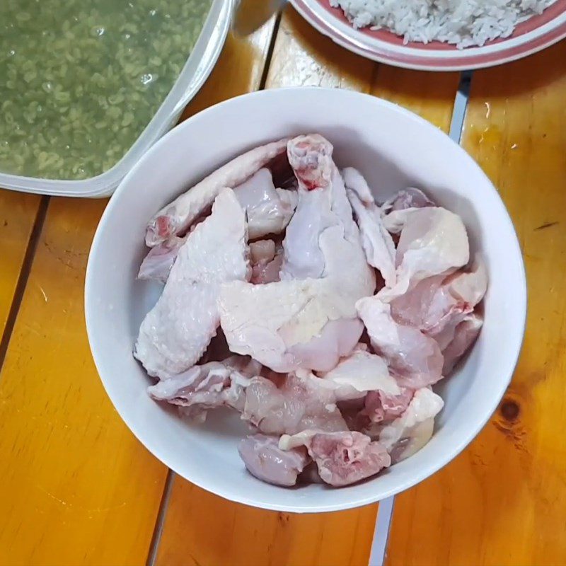 Step 2 Marinate the chicken for Green Bean Chicken Porridge