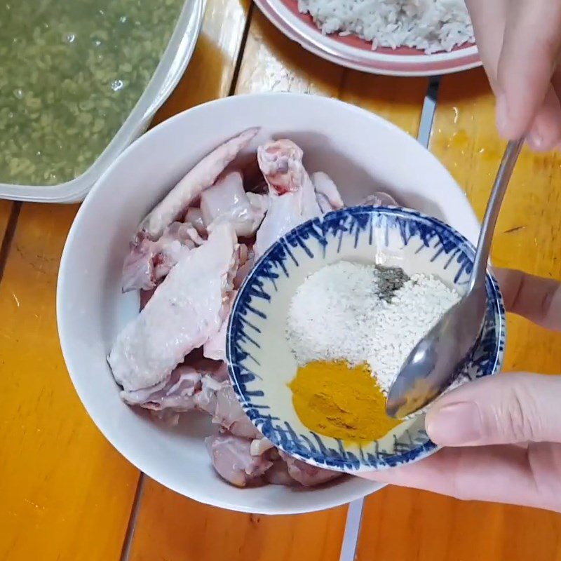 Step 2 Marinate the chicken for Green Bean Chicken Porridge