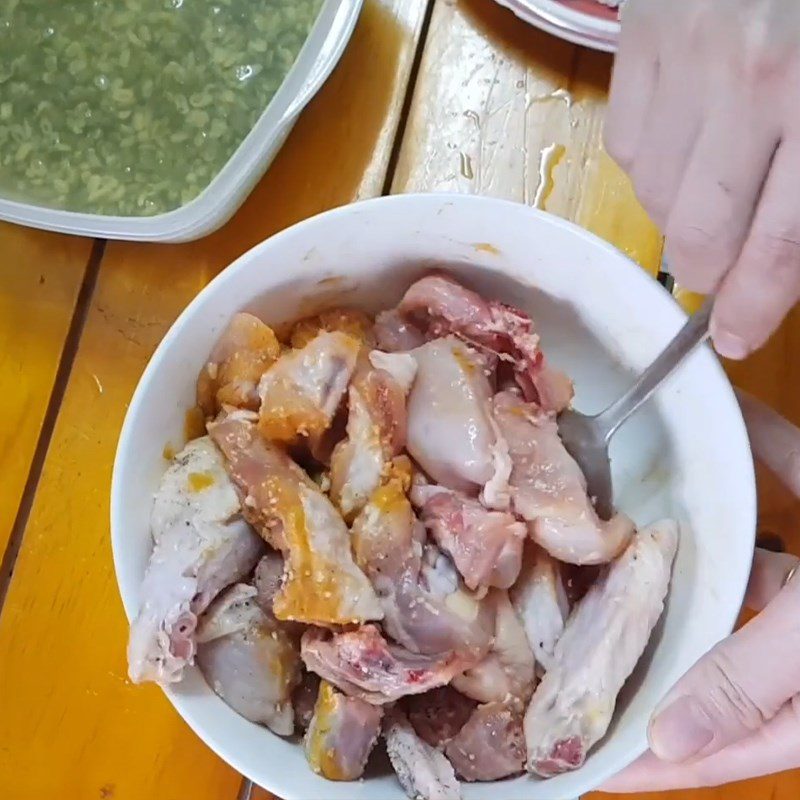 Step 2 Marinate the chicken for Green Bean Chicken Porridge