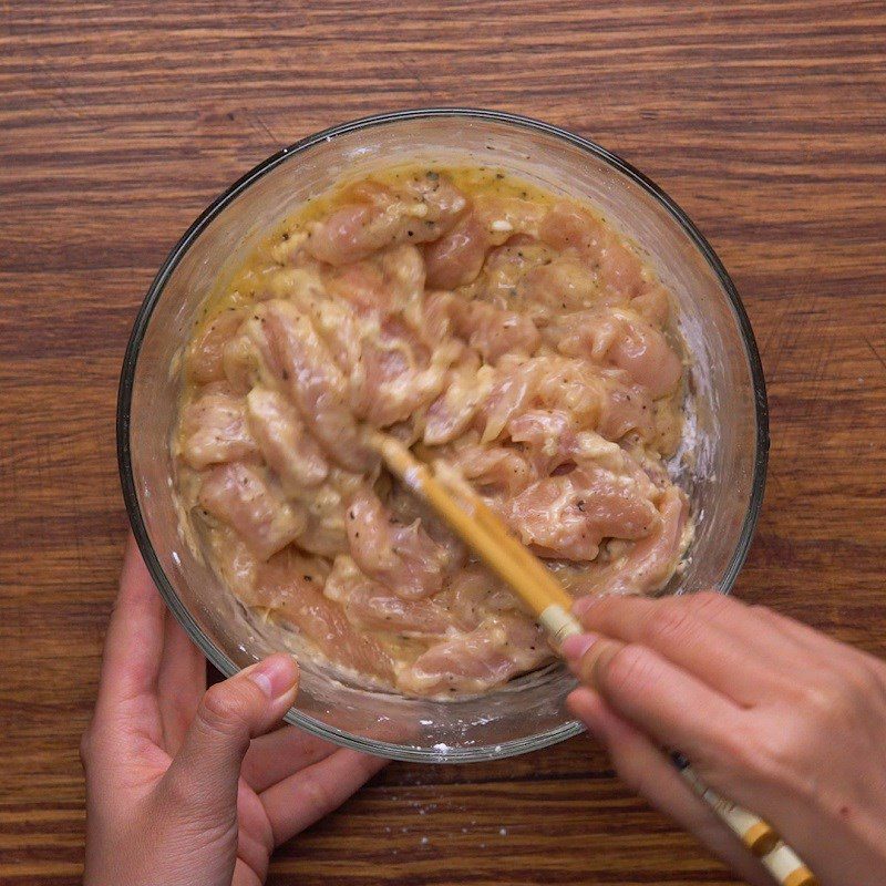 Step 2 Marinate the chicken for crispy chicken with fresh lemon sauce