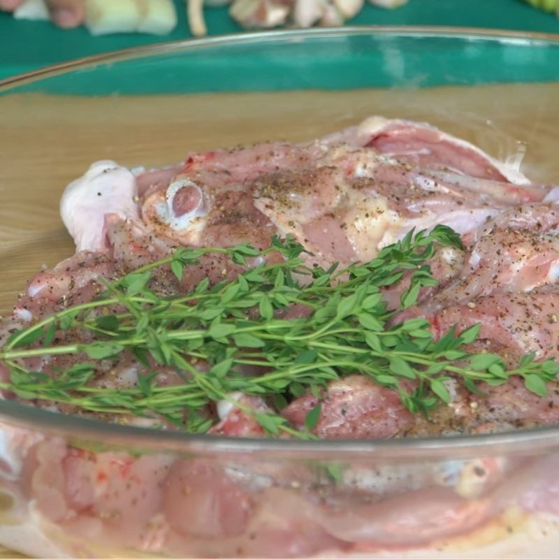 Step 2 Marinate the chicken for cooking red wine chicken