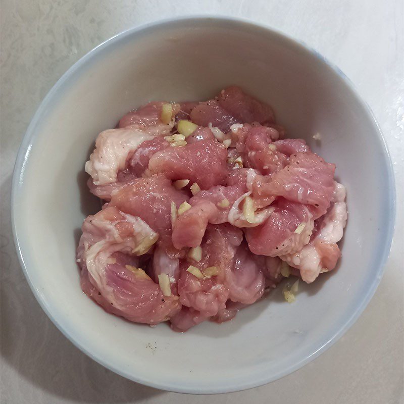 Step 2 Marinate the pork for stir-fried cabbage with pork