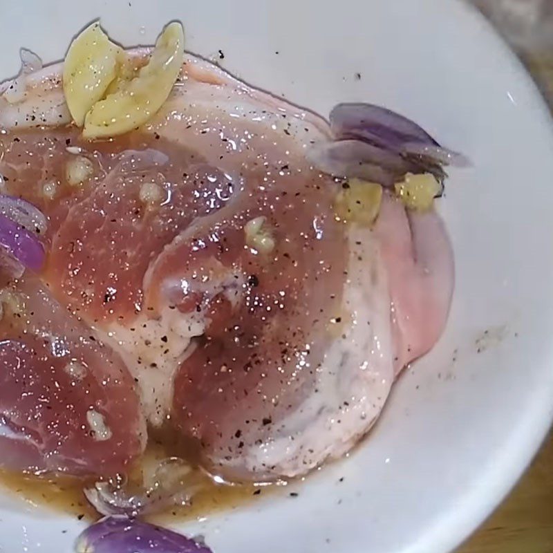 Step 2 Marinate the pork for pork skin rolls