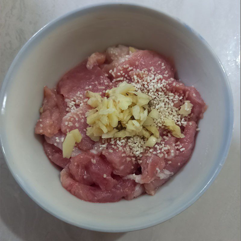 Step 2 Marinate the pork for stir-fried cabbage with pork