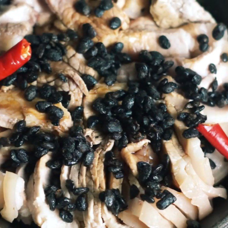 Step 2 Marinate the pork for braised pork with fermented black bean sauce