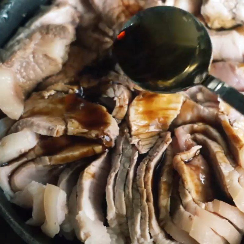 Step 2 Marinate the pork for braised pork with fermented black bean sauce