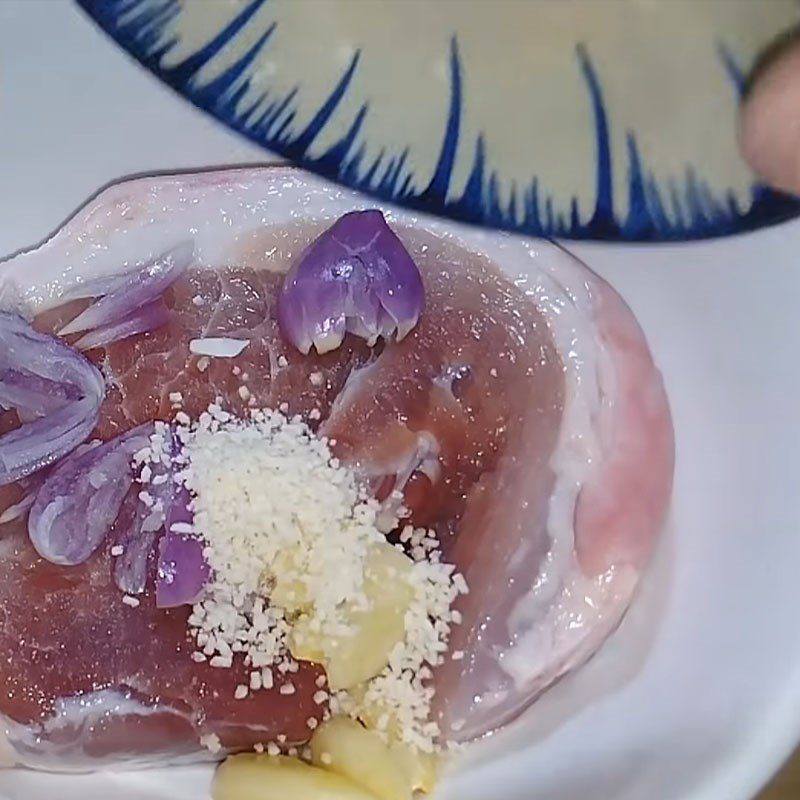 Step 2 Marinate the pork for Pork Skin Rolls with Braised Meat