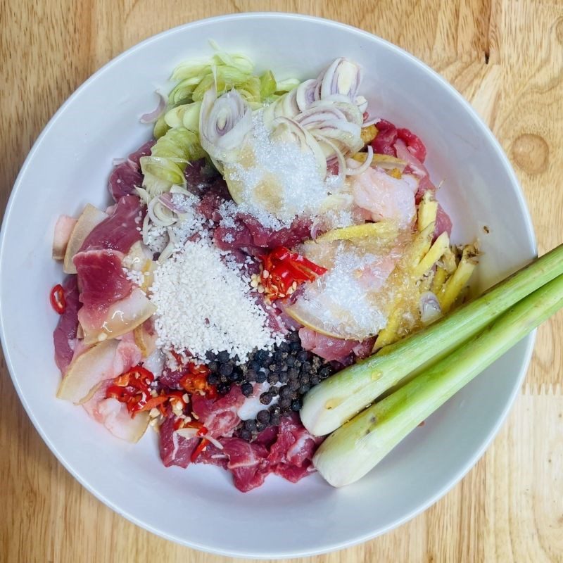 Step 2 Marinate the deer meat Steamed deer meat with lemongrass