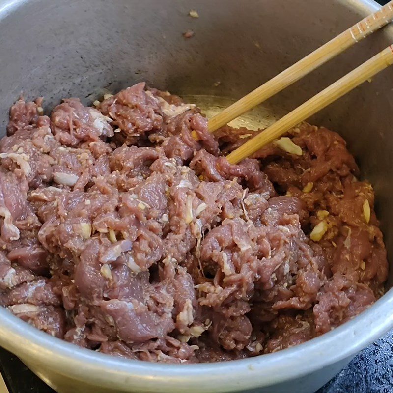 Step 2 Marinate the buffalo meat Buffalo meat stir-fried with Vietnamese coriander