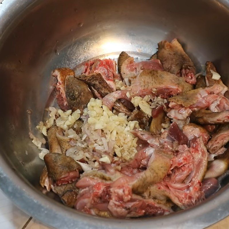 Step 2 Marinate the duck meat for Stir-fried Duck with Rice Paddy Herb