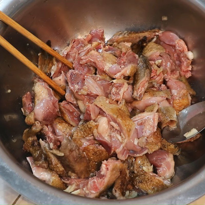 Step 2 Marinate the duck meat for Stir-fried Duck with Rice Paddy Herb