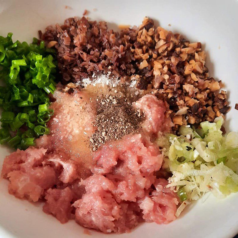 Step 2 Marinate the Ground Pork for Steamed Stuffed Pumpkin