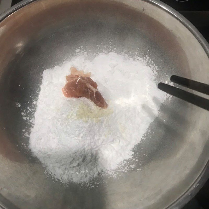 Step 2 Marinate the meat Sweet and sour stir-fried pork (recipe shared by a user)