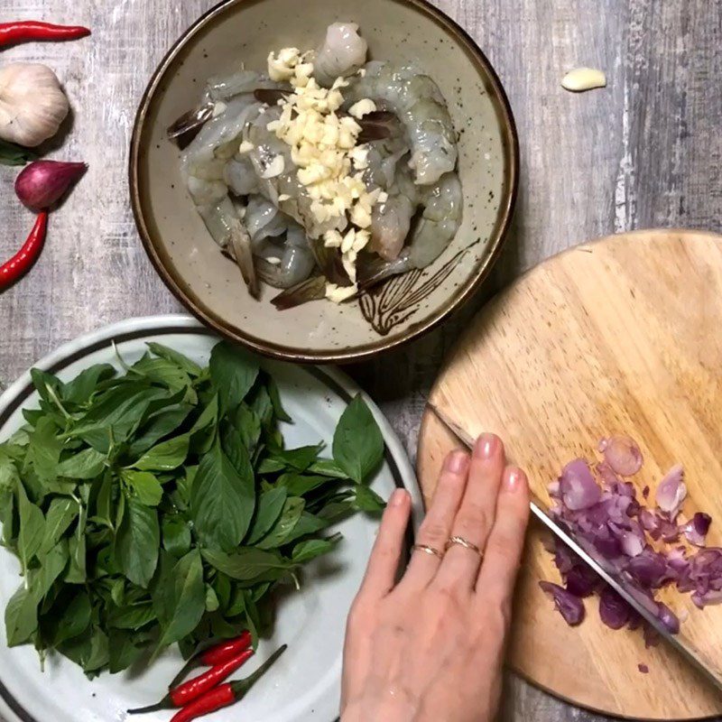 Step 3 Marinate shrimp Shrimp with basil leaves