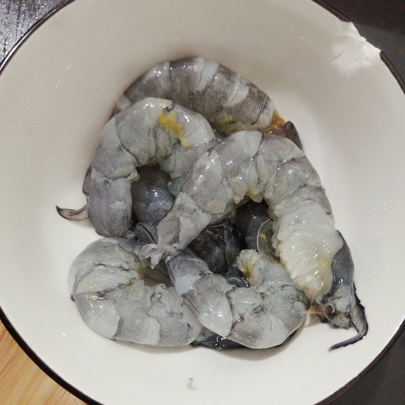 Step 2 Marinate the shrimp for Stir-fried noodles with shrimp and bok choy