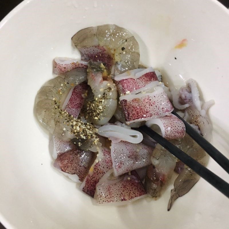 Step 2 Marinate shrimp with squid Seafood stir-fried noodles