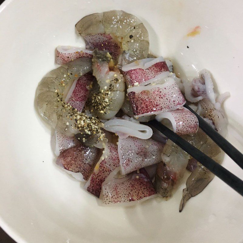 Step 2 Marinating shrimp with squid Shrimp fried noodles (recipe shared by user)