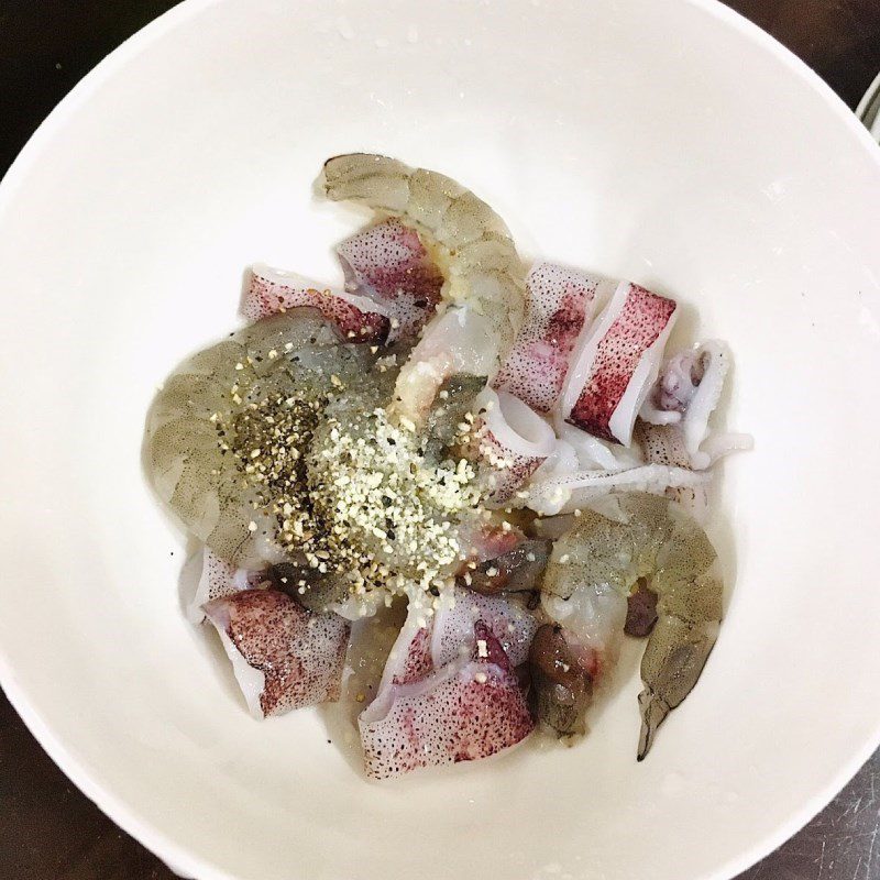 Step 2 Marinate shrimp with squid Seafood stir-fried noodles