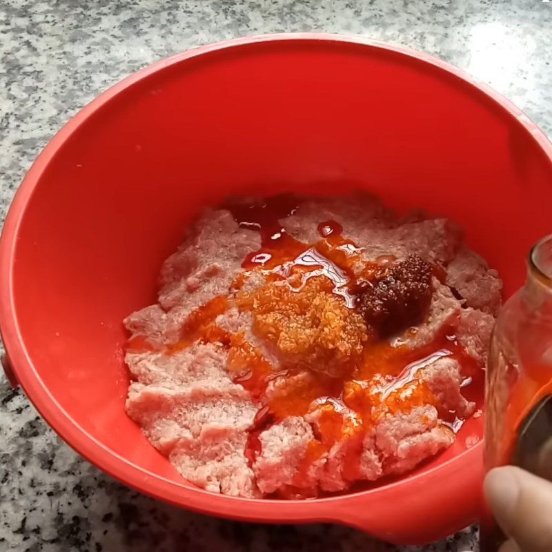 Step 1 Marinating the meat for Southern grilled spring rolls using a charcoal grill