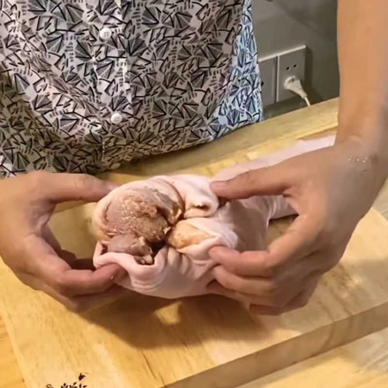 Step 4 Marinate and wrap the pork leg Crispy fried salted pork leg