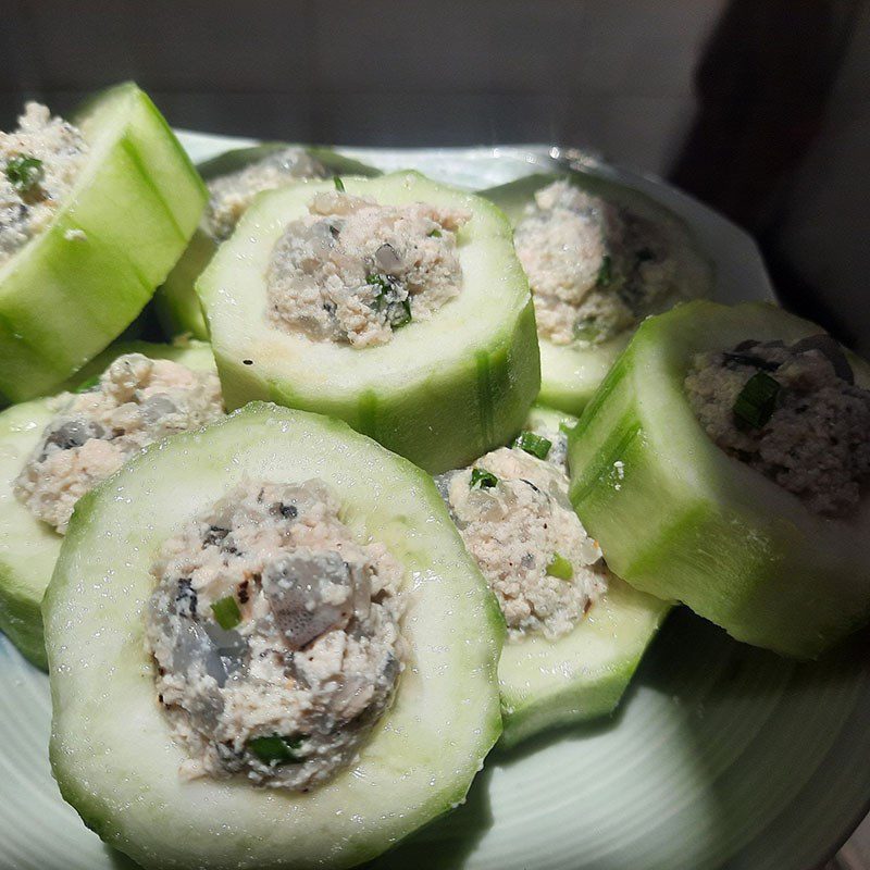 Step 2 Marinate and stuff the filling for steamed stuffed bitter melon with shrimp