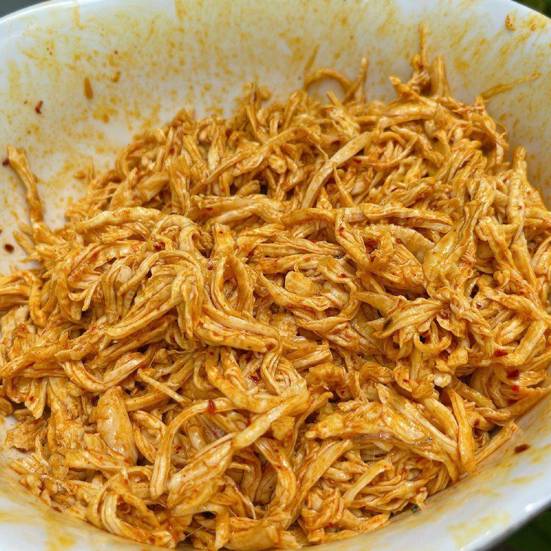 Step 4 Marinate and stir-fry shredded chicken Dried chicken with lime leaves (Recipe shared by a user)