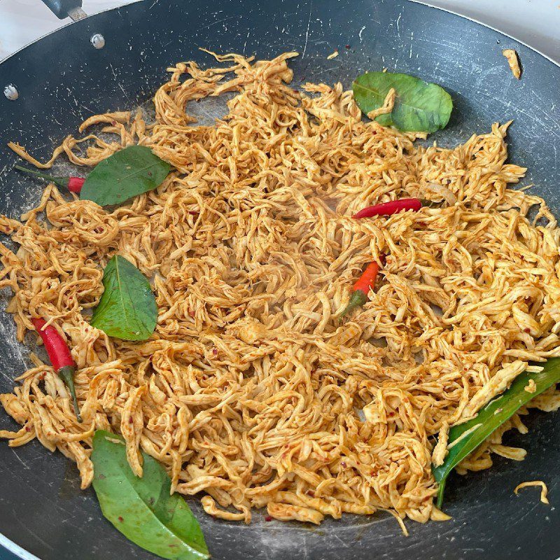 Step 4 Marinating and simmering shredded chicken with lime leaves (Recipe shared by a user)