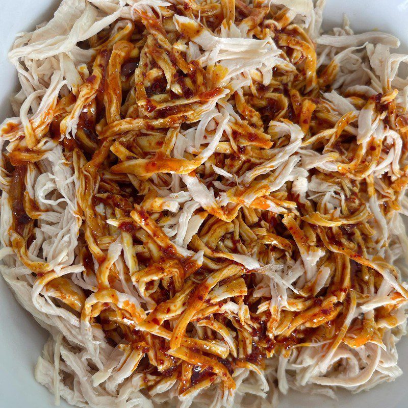 Step 4 Marinate and stir-fry shredded chicken Dried chicken with lime leaves (Recipe shared by a user)