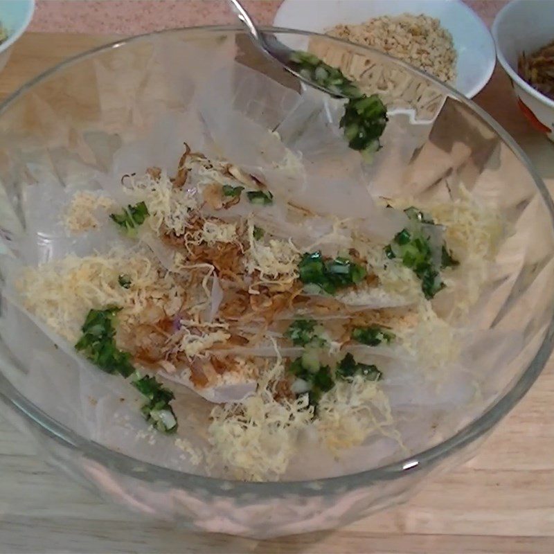 Step 2 Marinate and mix the rice paper Fried Rice Paper with Pork Floss and Fried Onions