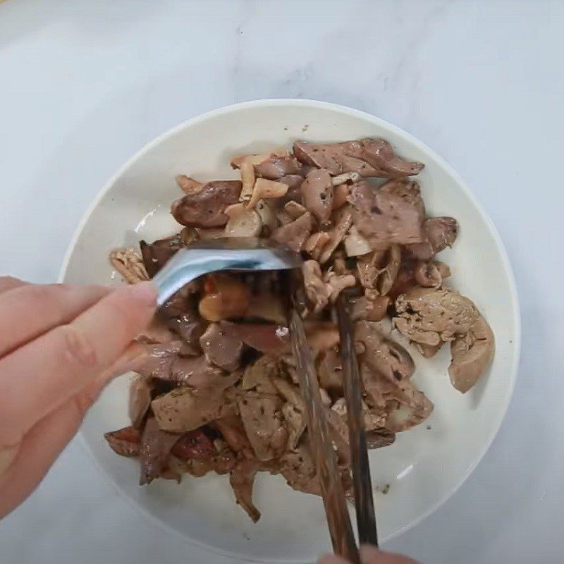 Step 2 Marinate and stir-fry chicken intestines for stir-fried Su Su with chicken intestines