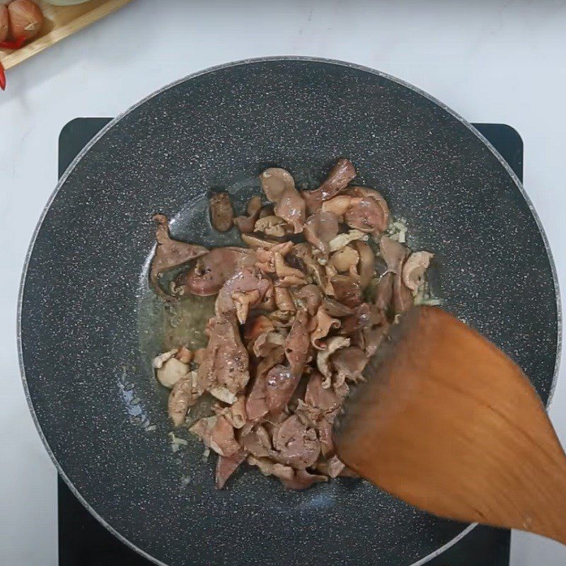 Step 2 Marinate and stir-fry chicken intestines for stir-fried Su Su with chicken intestines