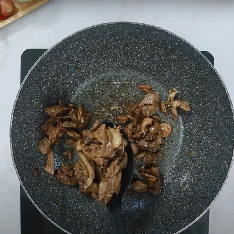 Step 2 Marinate and stir-fry chicken intestines for stir-fried Su Su with chicken intestines