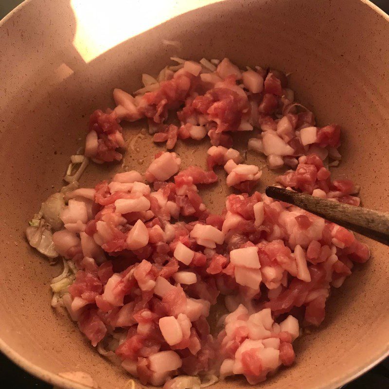 Step 2 Marinate and stir-fry minced meat Minced meat stir-fried with tomatoes