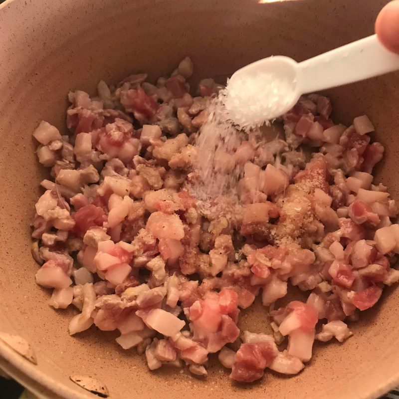 Step 2 Marinate and stir-fry minced meat Minced meat stir-fried with tomatoes