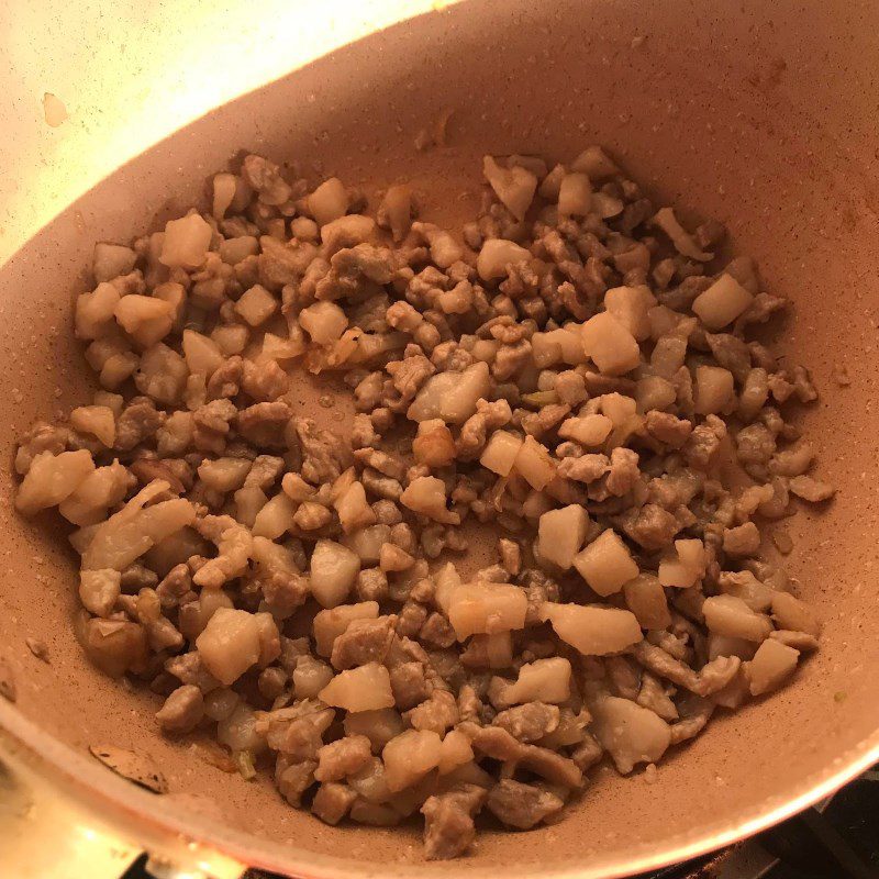 Step 2 Marinate and stir-fry minced meat Minced meat stir-fried with tomatoes