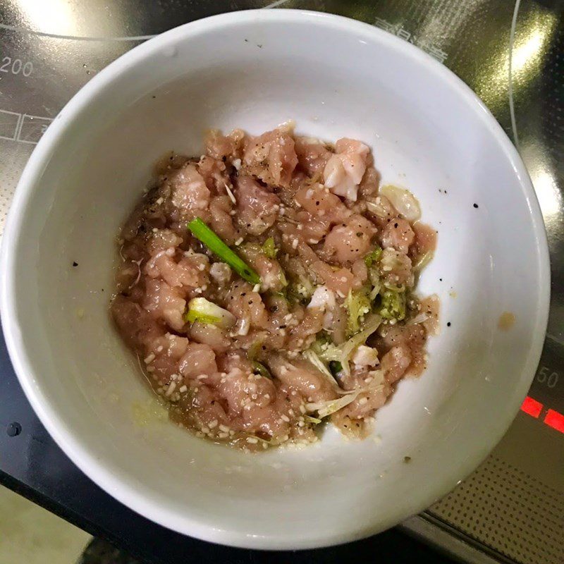 Step 2 Marinate and stir-fry meat Pumpkin soup with minced meat